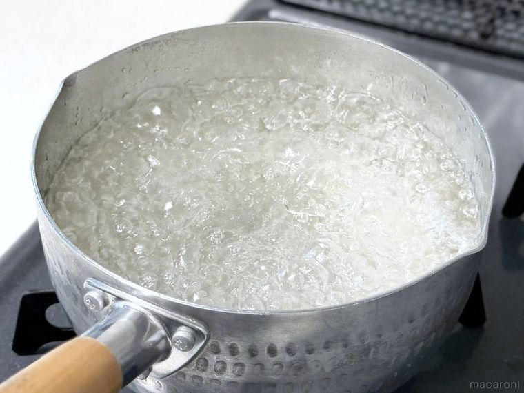 鍋にお湯を沸かした様子