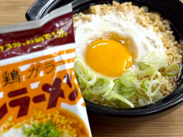 チキンラーメンのパッケージと、チキンラーメンが入った土鍋