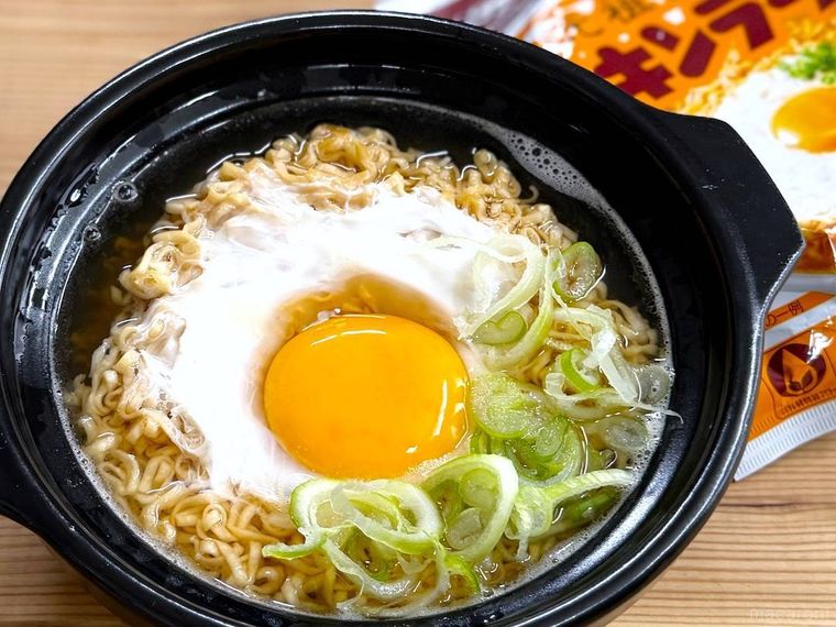 卵とねぎがのったチキンラーメン