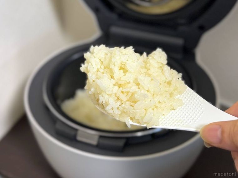 炊飯器で炊いたバターライスをしゃもじですくった様子