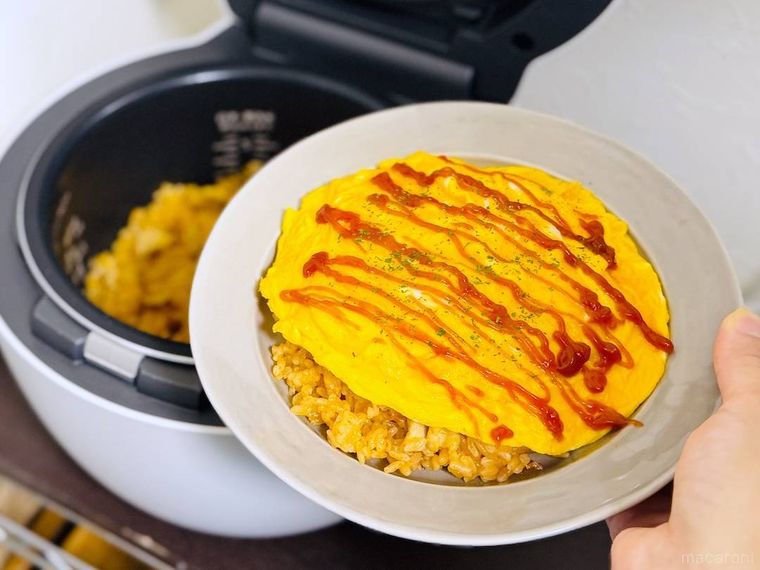 チキンライスが入った炊飯器と、皿に盛ったオムライス