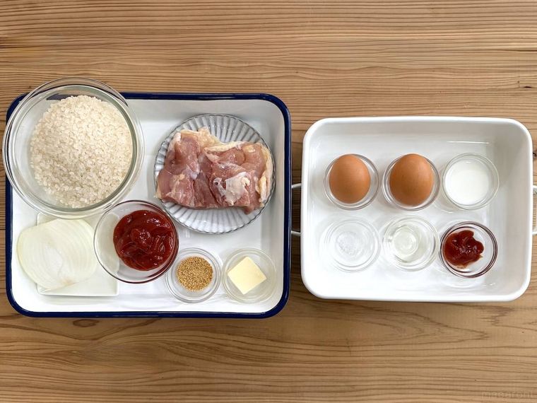 オムライスの材料をバットに並べた様子