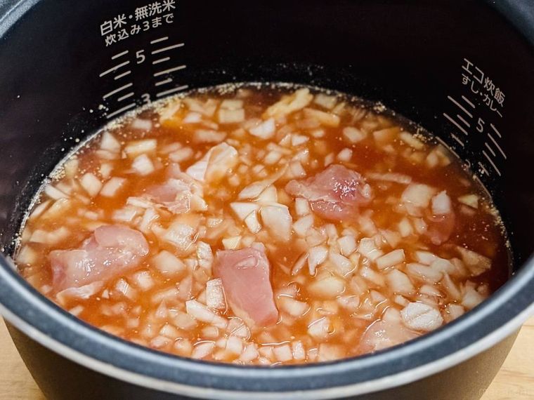 炊飯釜にチキンライスの材料を入れた様子