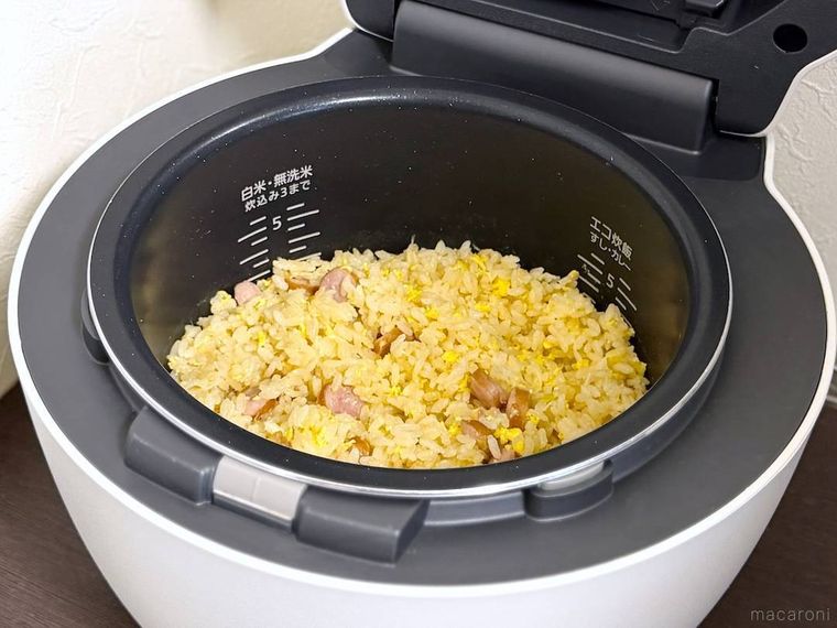 炊飯器でチャーハンを炊いた様子