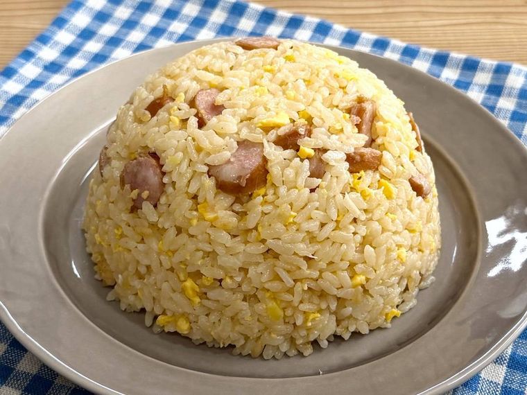 チャーハンを皿に盛り付けた様子