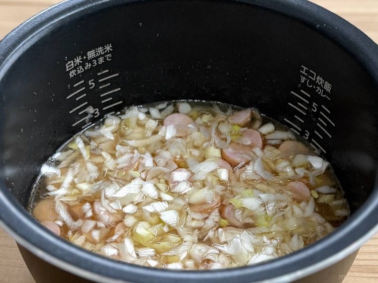 炊飯釜にチャーハンの材料を入れた様子