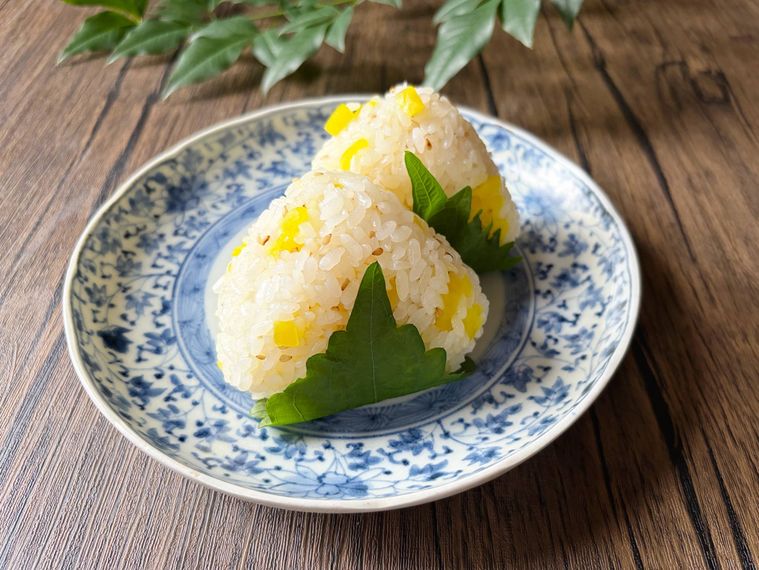 和皿に盛られたたくあんおにぎり