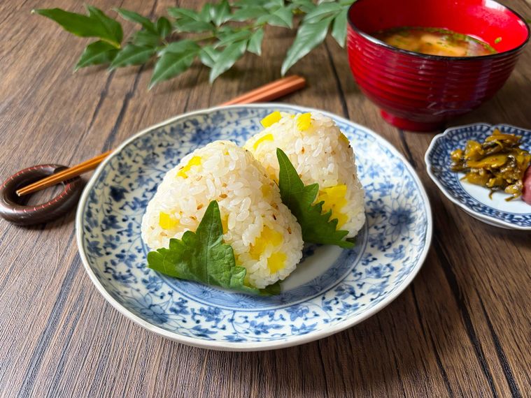 和皿に盛られたたくあんおにぎりのある食卓