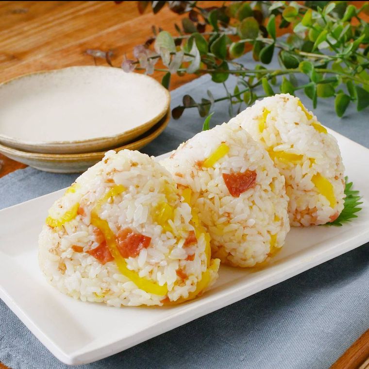 器に盛られた梅たくあんおにぎり