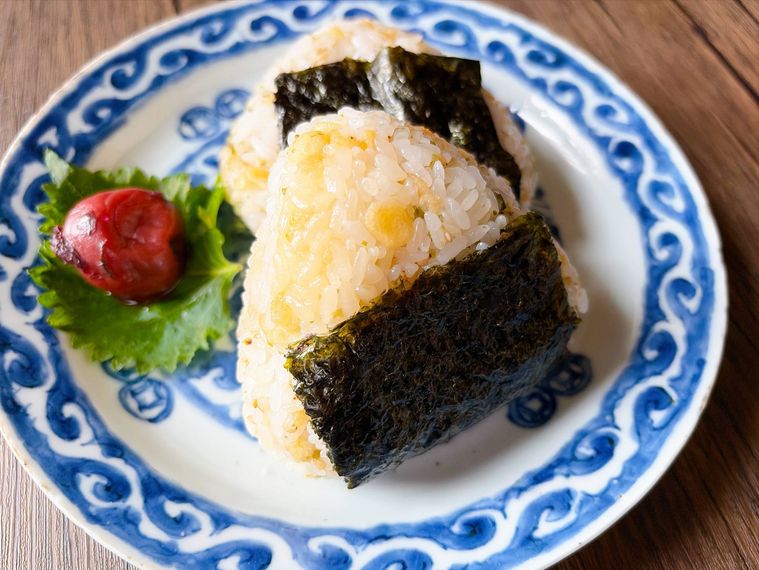 青色の丸皿に盛られた揚げ玉おにぎり