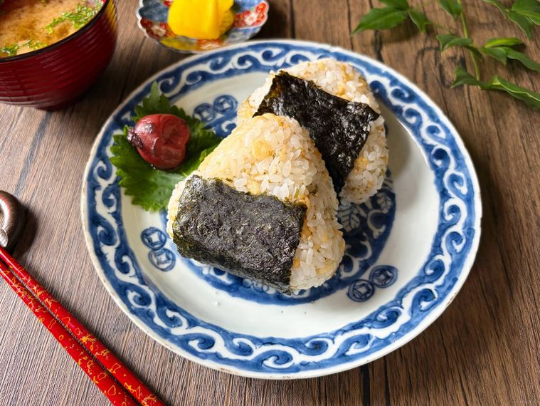 和皿に盛られた揚げ玉おにぎりのある食卓