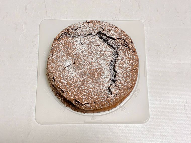 ケーキトレーにのせたガトーショコラ
