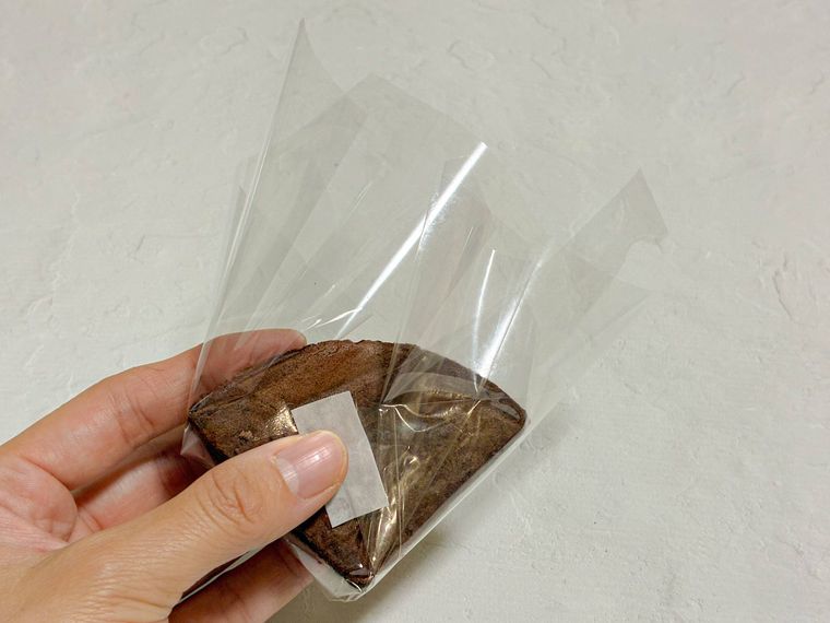 透明袋を折りたたんでいるところ