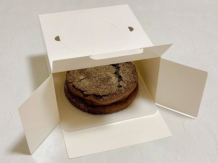 ケーキ箱に入ったガトーショコラ