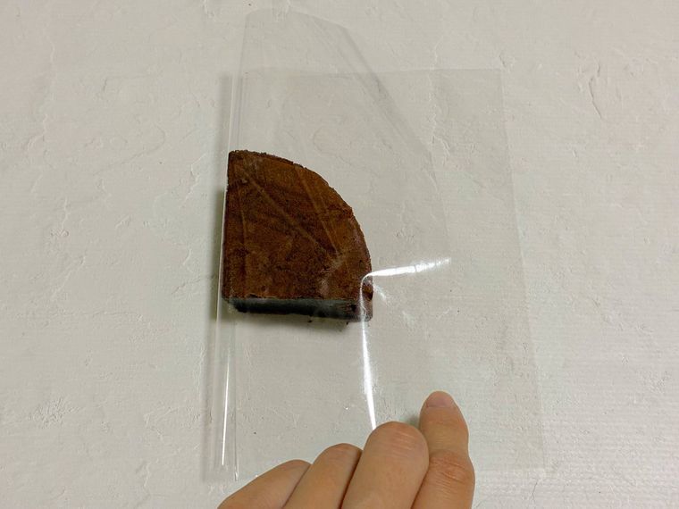 透明袋においたガトーショコラ