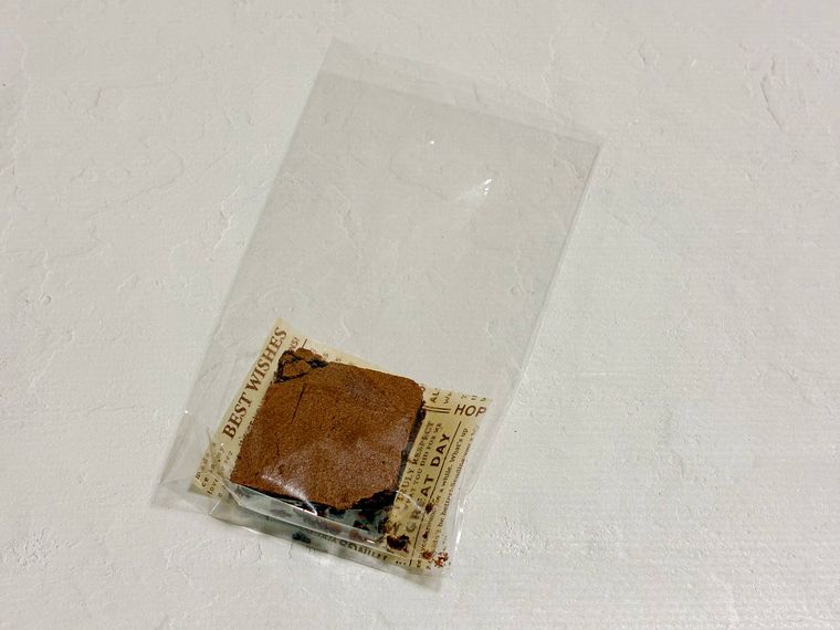 ワックスペーパーとガトーショコラを入れた透明袋