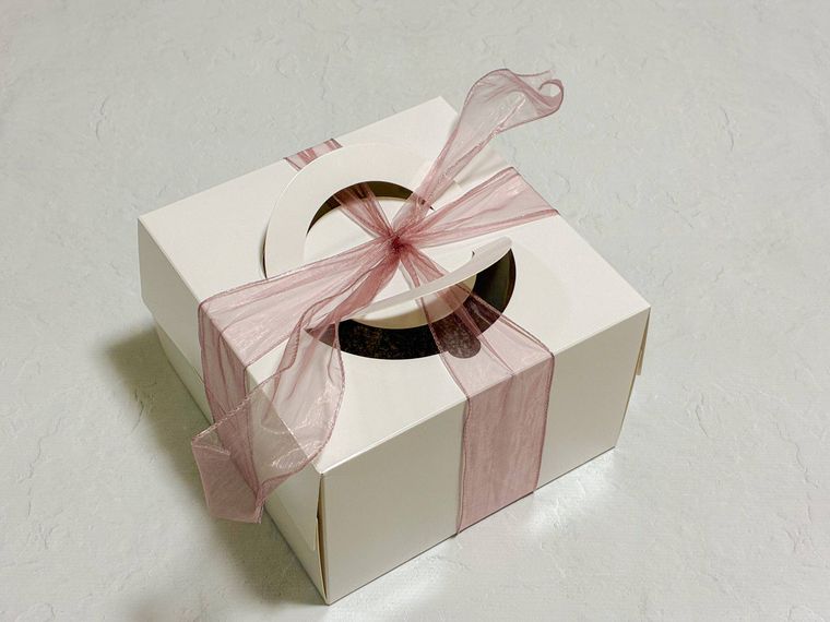 リボン結びしたケーキ箱