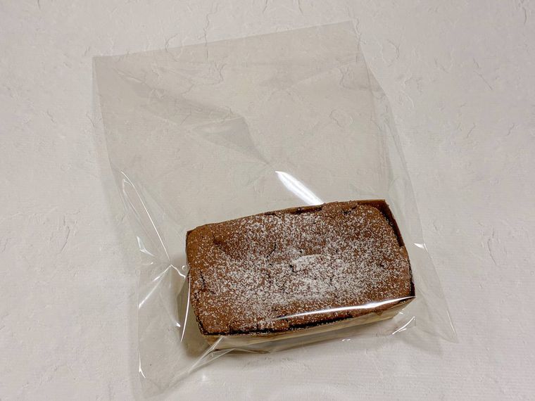 透明袋に入れたパウンド型ガトーショコラ