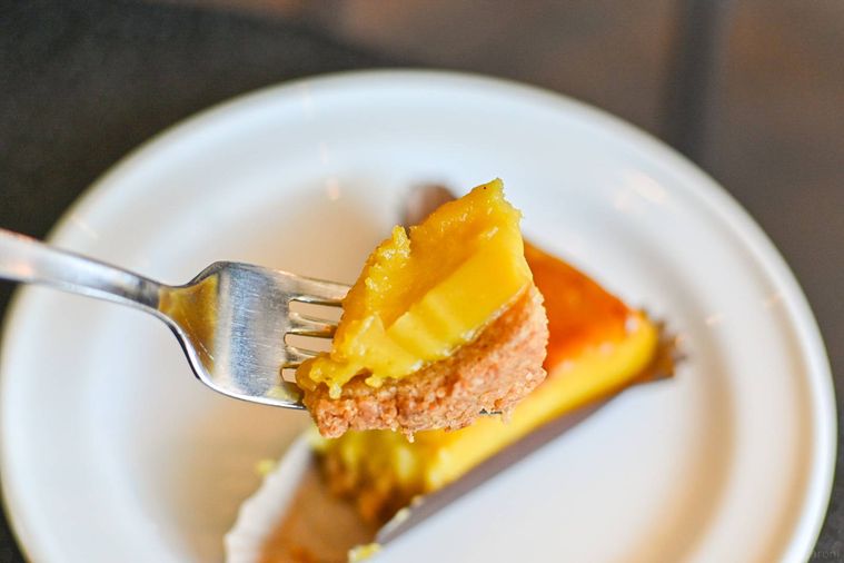 ケーキをフォークで持ち上げているところ