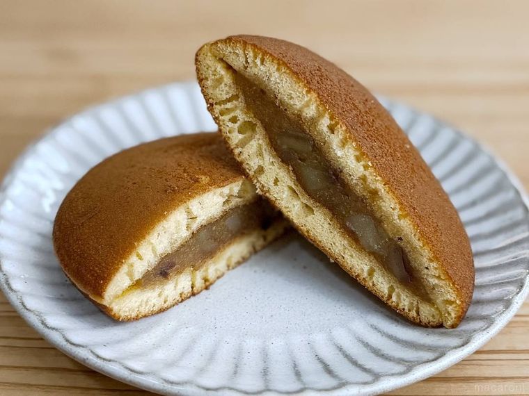 ファミリーマートのおいものどら焼きを半分にカットした様子