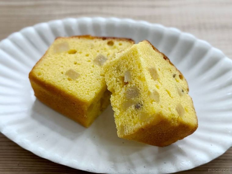 ファミリーマートのおいものパウンドケーキを半分にカットした様子