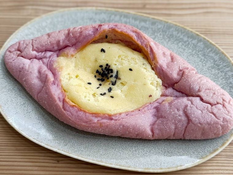 ファミリーマートのもっちおいもパン紅はるかを皿に盛り付けた様子