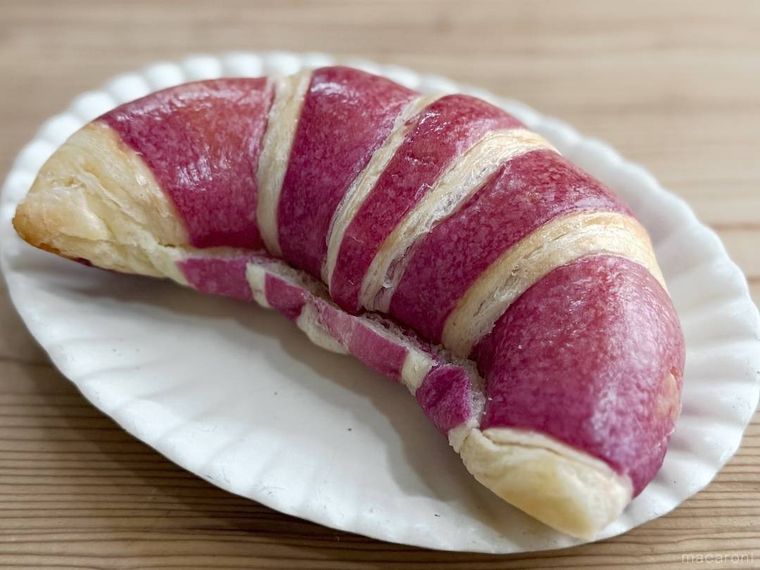 ファミリーマートのキャラメル香るおいものクロワッサン紅はるかを皿に盛り付けた様子