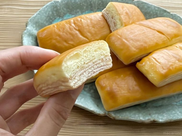 ファミリーマートのさつまいもスティックを手で持っている様子