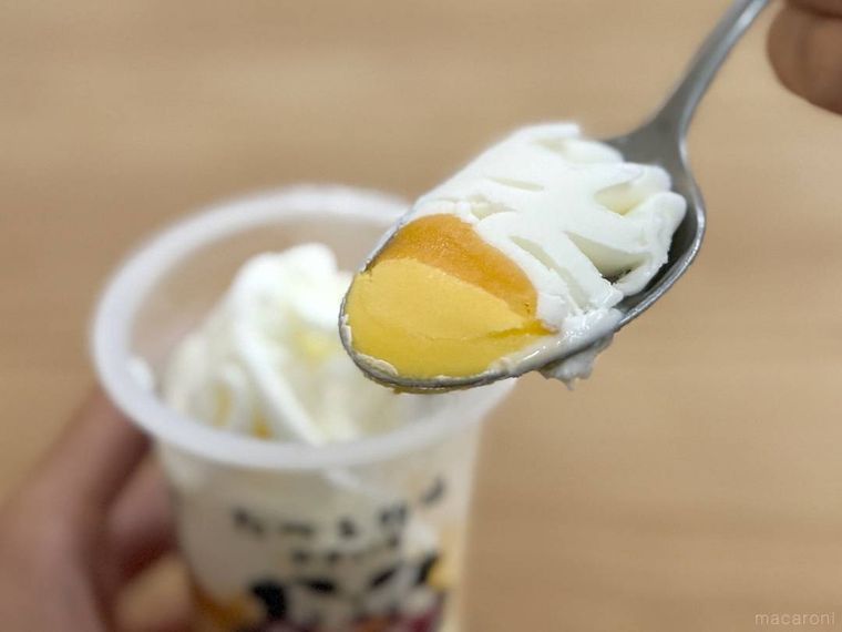 ファミリーマートのたべる牧場やきいもをスプーンですくった様子
