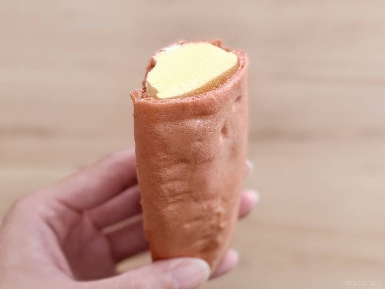 ファミリーマートの紅はるかの焼いも最中を手で持っている様子