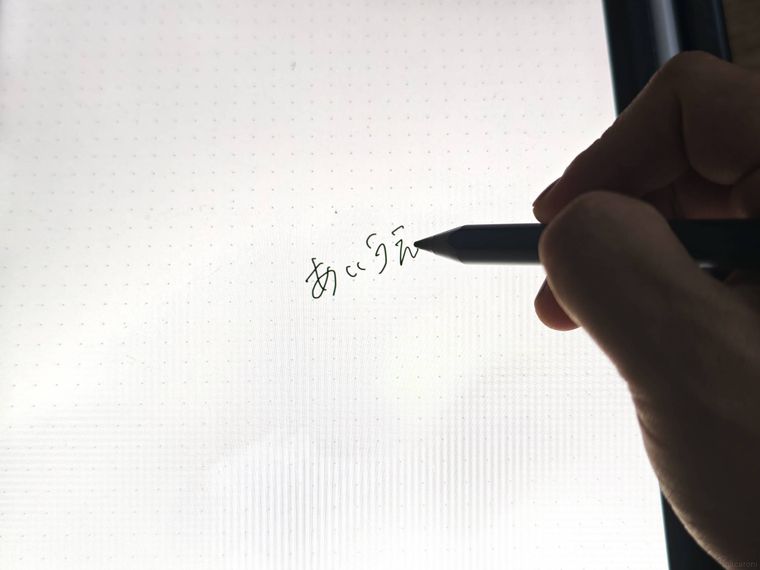 ダイソーの充電式タッチペンFOR iPadを持っている様子