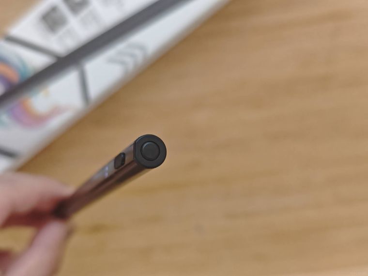 ダイソーの充電式タッチペンFOR iPadを持っている様子