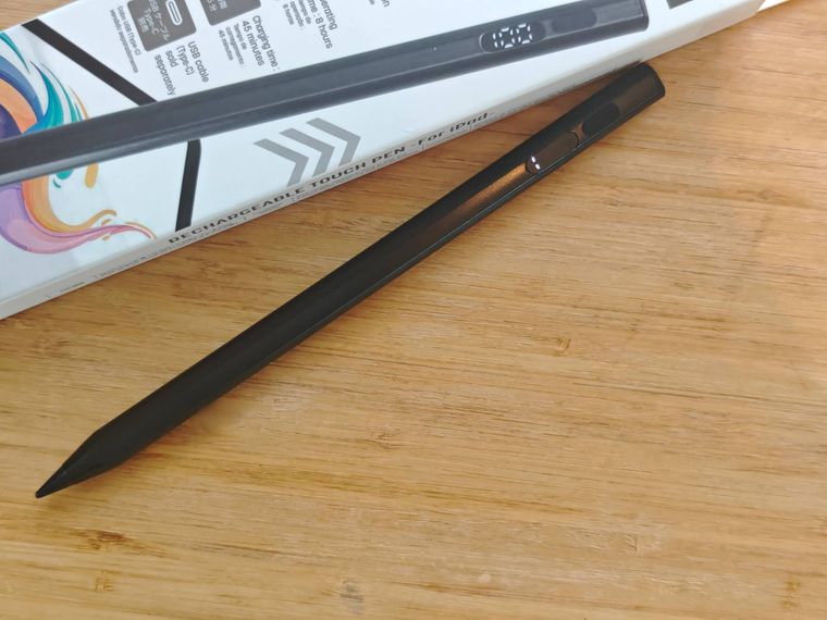 ダイソーの充電式タッチペンFOR iPadが机の上に置いてある