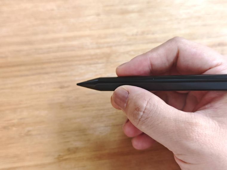 ダイソーの充電式タッチペンFOR iPadを持っている様子