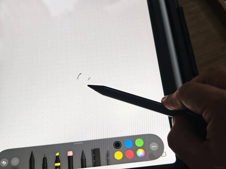 ダイソーの充電式タッチペンFOR iPadを使っている様子