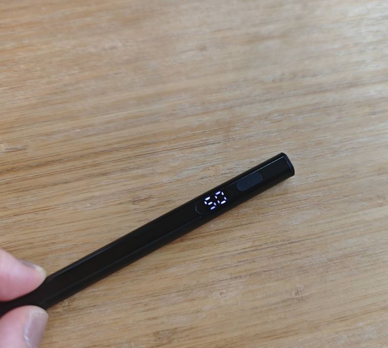 ダイソーの充電式タッチペンFOR iPadの充電の様子