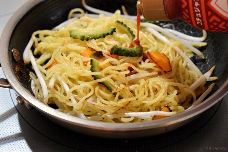 ヤンニョムソースをかけた焼きそば