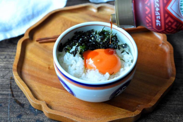 コチュジャンソースをかけた卵かけごはん