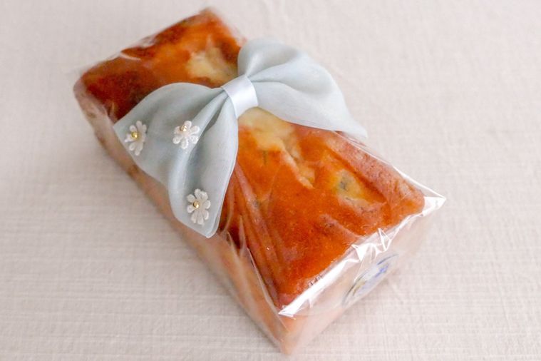 丸ごとラッピングされたパウンドケーキ