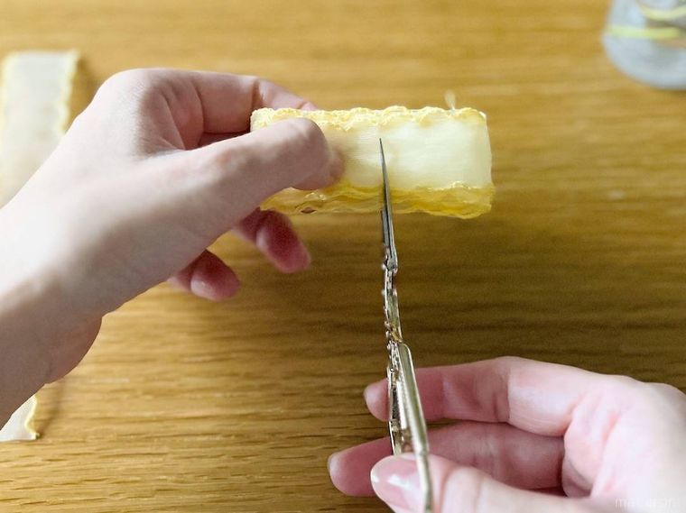 リボンに切り込みを入れている様子