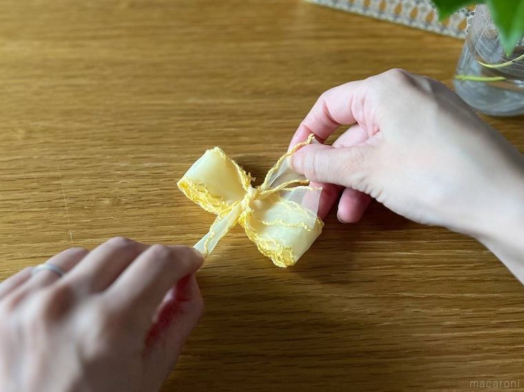 リボンの中央をしばっているところ