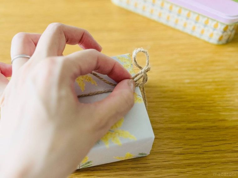 麻紐の端を輪に通している様子