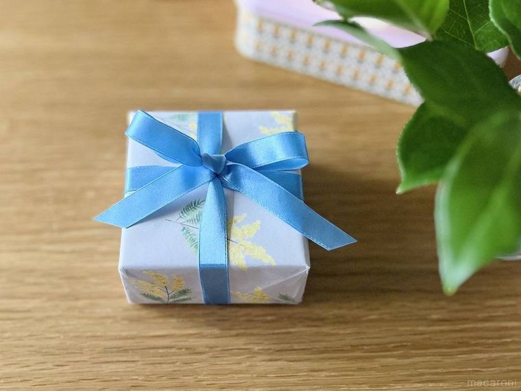 十字にリボンをかけた箱