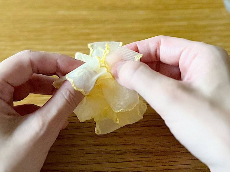ポンポンリボンを作っている様子