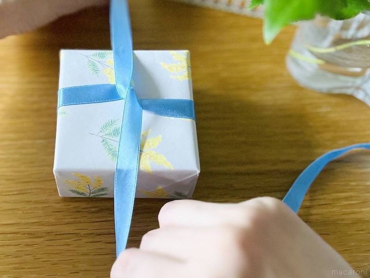 箱の正面で十字にしたリボン