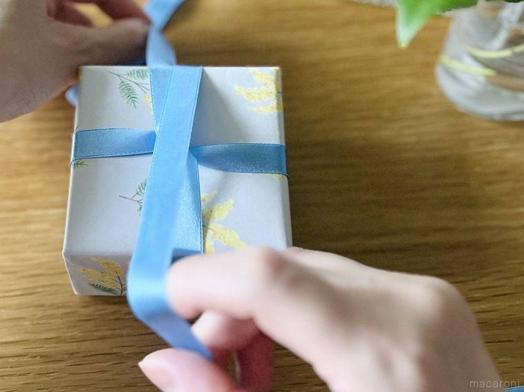 十字がけリボンラッピングの途中