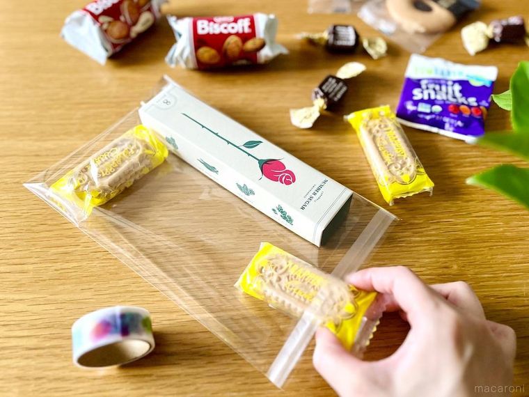 透明袋にお菓子を詰め合わせている様子