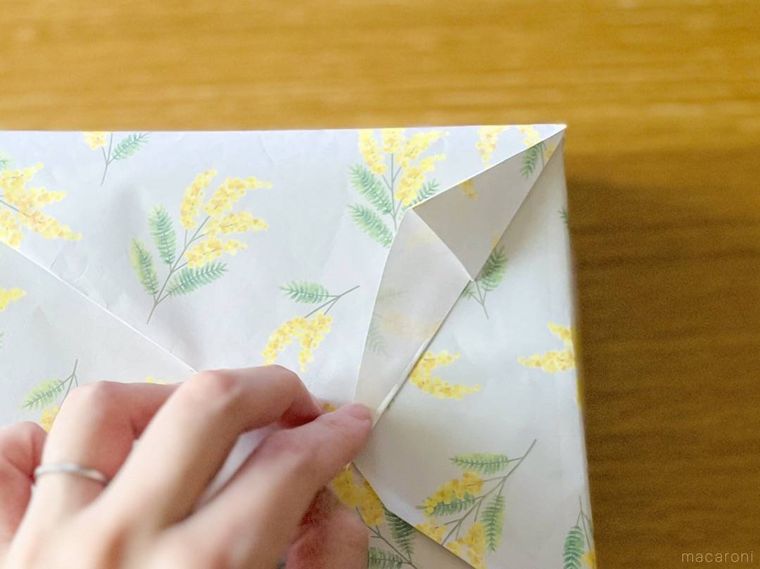 ラッピング用紙の端を整えているところ