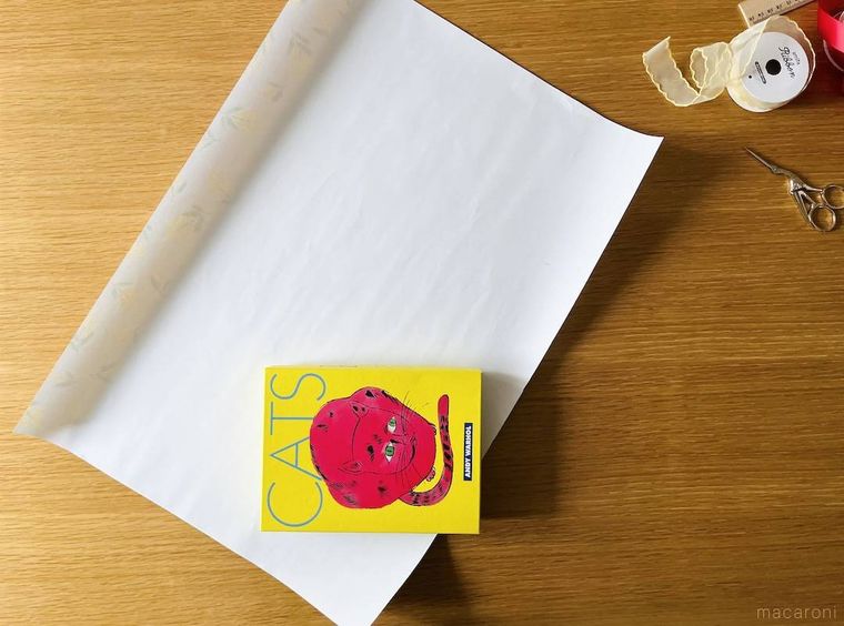 斜めに広げたラッピング用紙に置いた箱