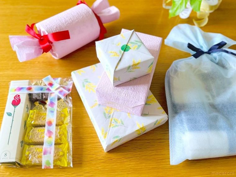 さまざまなラッピングのギフトを6種類並べたところ